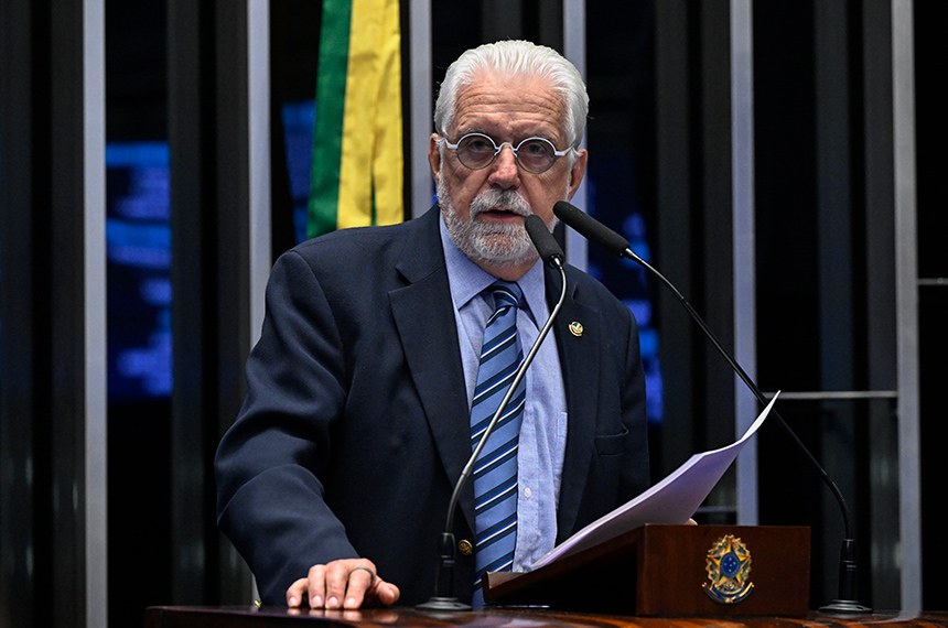 Jaques Wagner faz a leitura do parecer, na sessão que aprovou o projeto