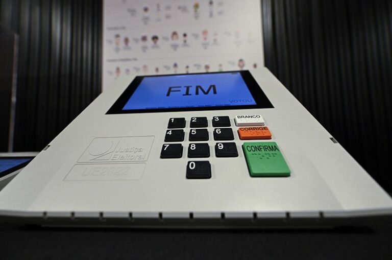 Urna eletrônica durante testes da Justiça Eleitoral