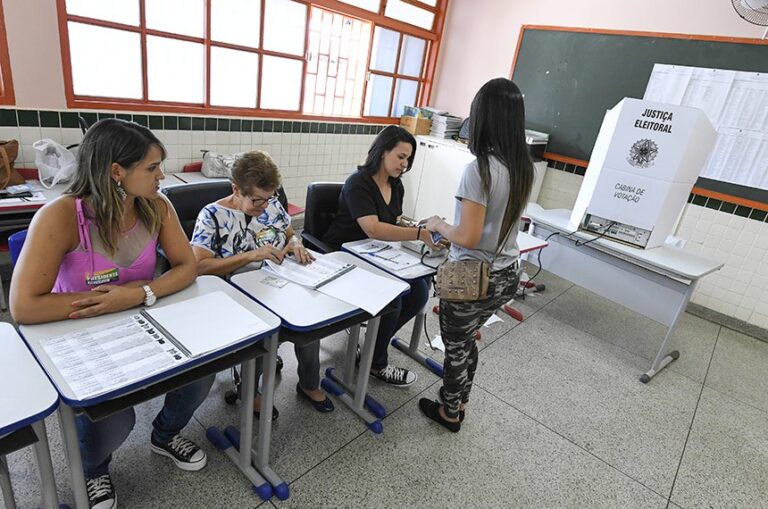 O trabalho dos mesários e mesárias contribui para a agilidade, a organização e a transparência durante o dia da votação.