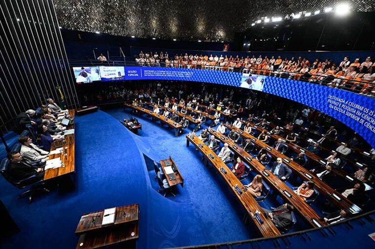 Estudantes, servidores e docentes lotaram o Plenário do Senado para acompanhar a sessão especial