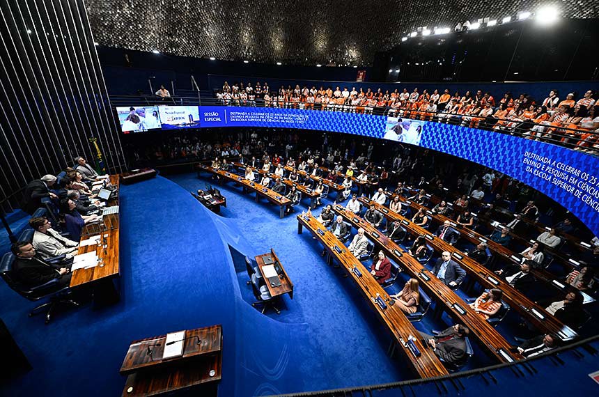 Estudantes, servidores e docentes lotaram o Plenário do Senado para acompanhar a sessão especial