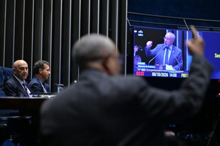 Paulo Paim (de costas e no telão) defendeu a proposta e disse que ela deve ter primeira votação na semana que vem