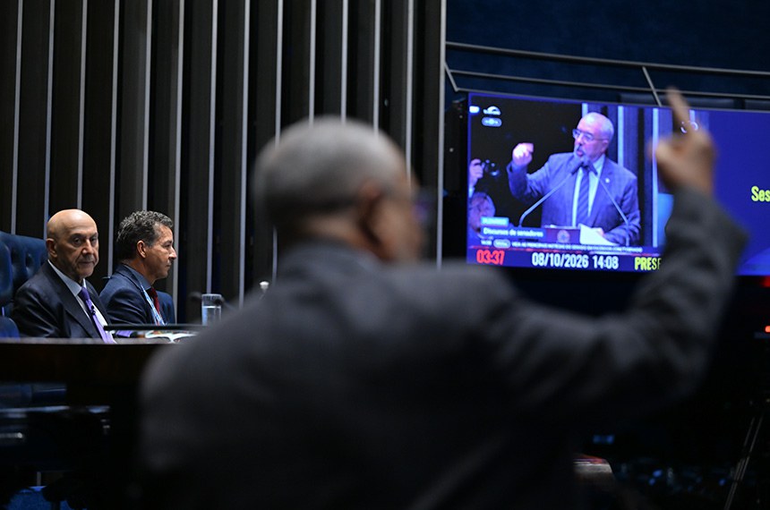 Paulo Paim (de costas e no telão) defendeu a proposta e disse que ela deve ter primeira votação na semana que vem