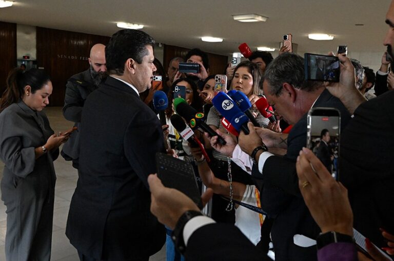 Davi Alcolumbre durante a entrevista coletiva