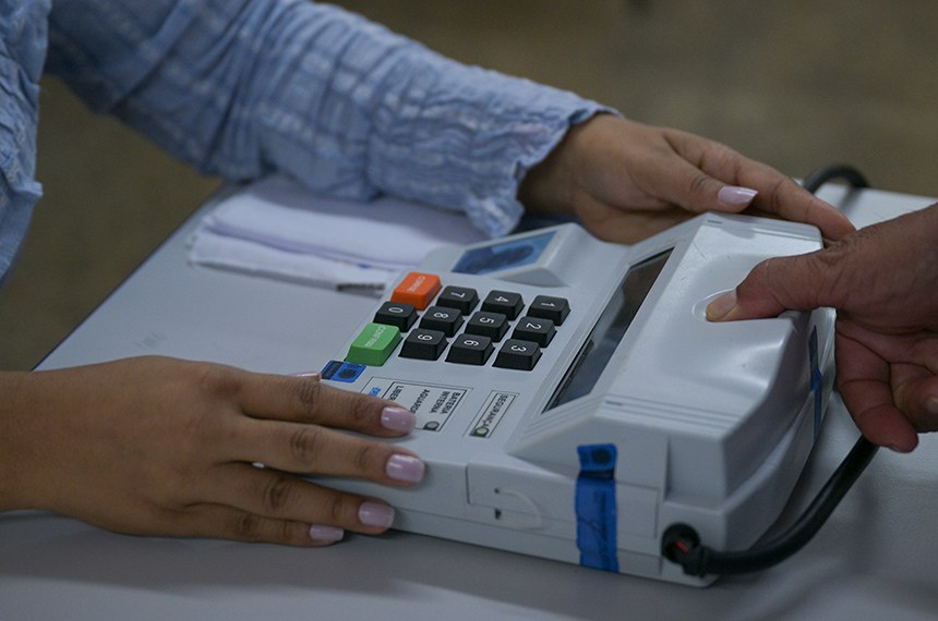 Mesmo que quem não foi votar no primeiro turno, poderá votar no segundo turno; na imagem, leitura biométrica de um eleitor na votação do dia 4 de outubro