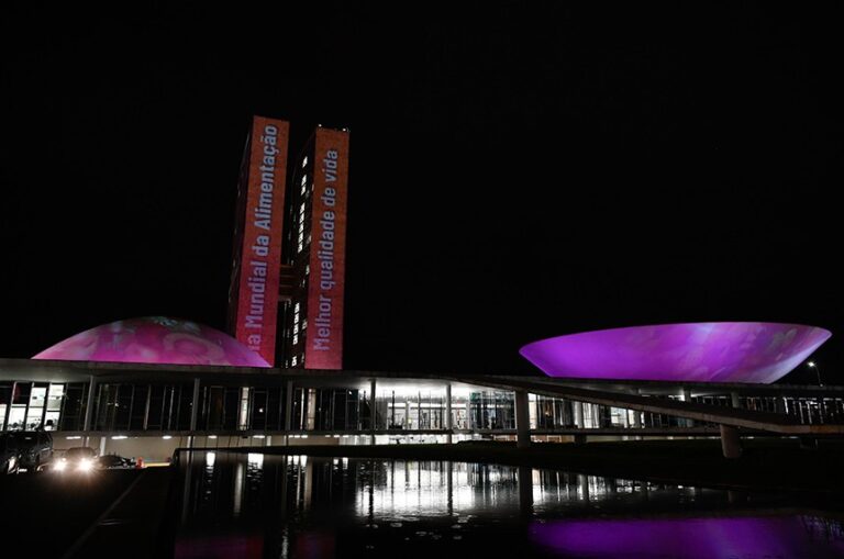 O Senado e o prédio do Congresso iluminados em alusão ao Dia Mundial da Alimentação, em 2021