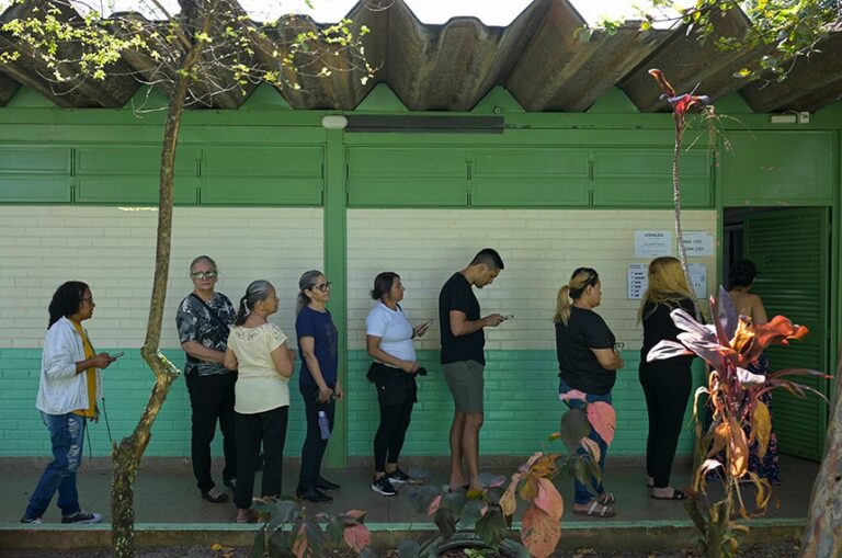 Eleitores da fila votação no Gama, no Distrito Federal: eleição para governador vai para o segundo turno