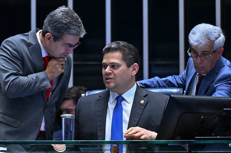 Davi Alcolumbre (ao centro) conversa com o líder do governo, Randolfe Rodrigues, na sessão de discussão