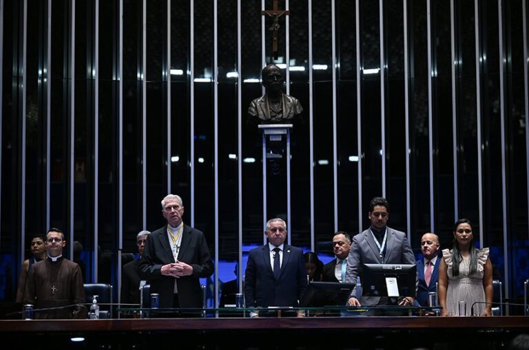 Da esquerda para a direita, os padres Jucemar e Eduardo, Izalci, o secretário da mesa e Kátia Rodrigues