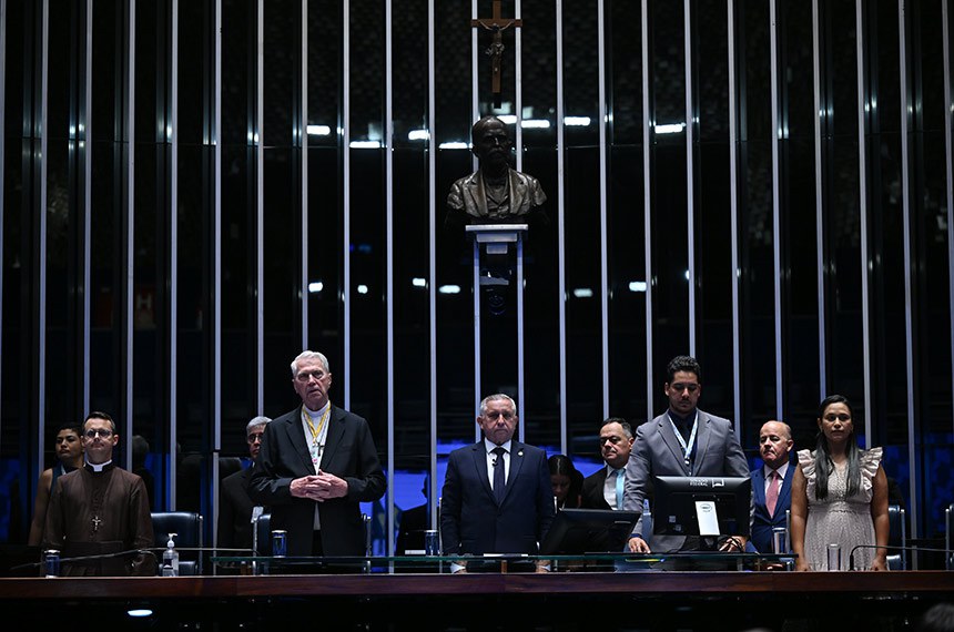 Da esquerda para a direita, os padres Jucemar e Eduardo, Izalci, o secretário da mesa e Kátia Rodrigues