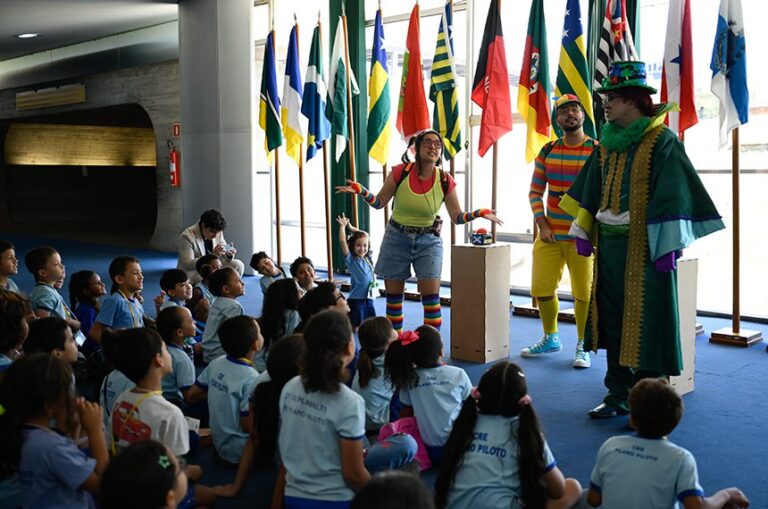 Estudantes na apresentação do Visite Encena, que tem programa especial nos fins de semana e no feriado, até dia 18