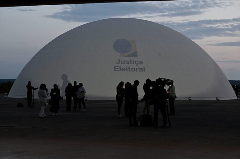 Cobertura da imprensa da apuração das eleições junto à sede do TSE, em Brasília, na noite do último domingo