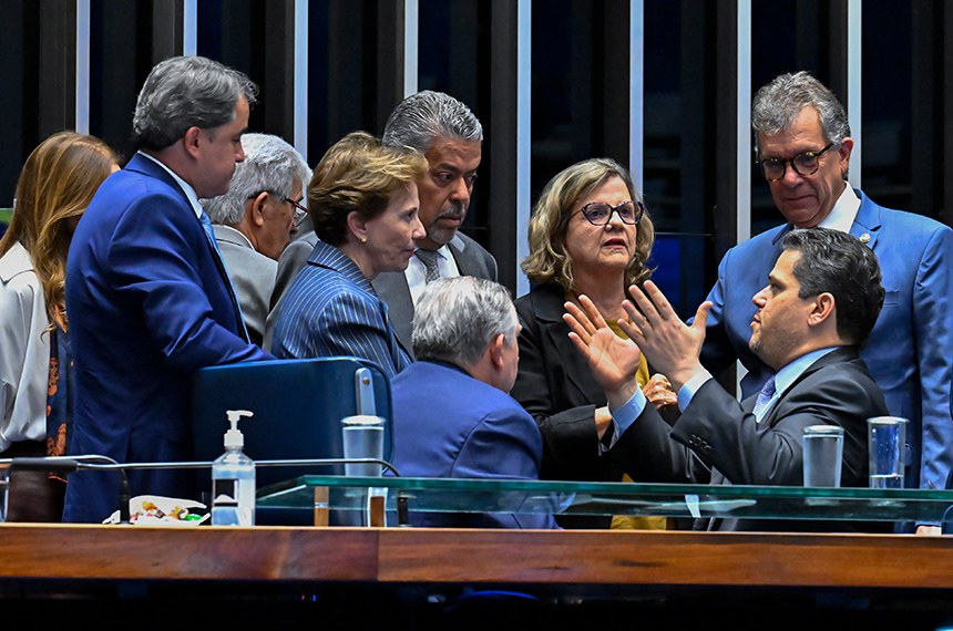 Davi Alcolumbre (à dir.) conversa com Teresa Leitão (3ª à dir.) e outros senadores durante a sessão