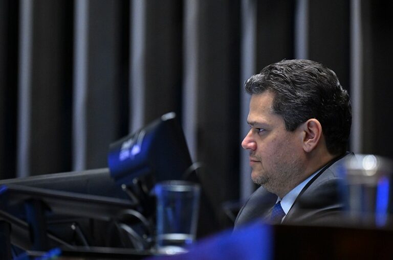 O presidente do Senado, após a fala de Renan Filho