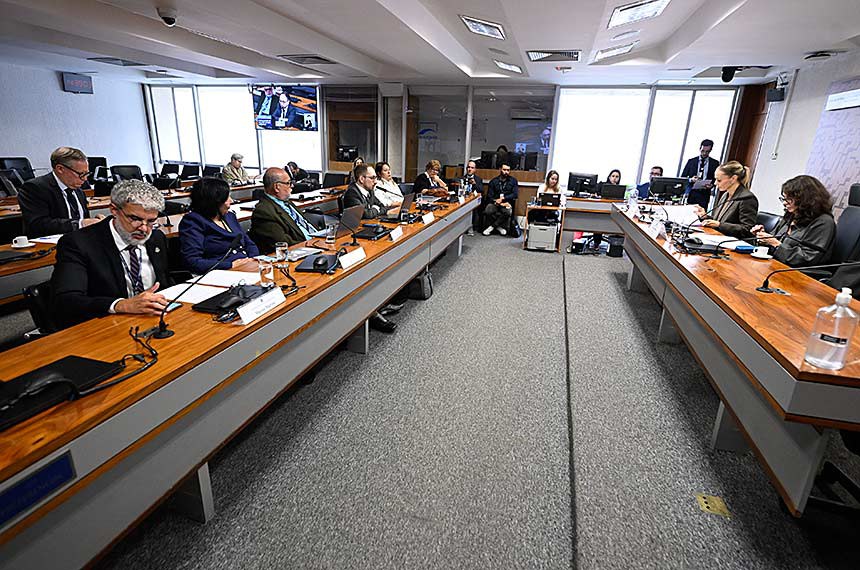 Os integrantes do Conselho de Comunicação Social durante a reunião desta segunda