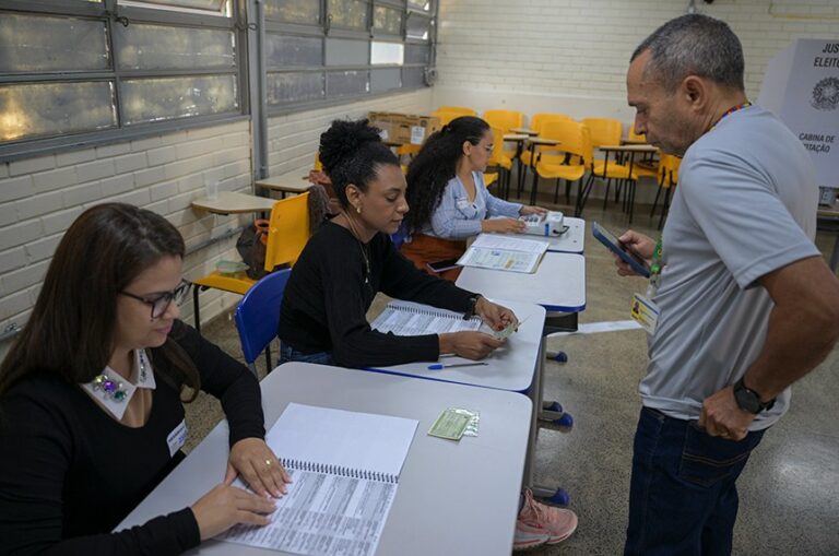 Mesários verificam inscrição de eleitor em seção no Distrito Federal
