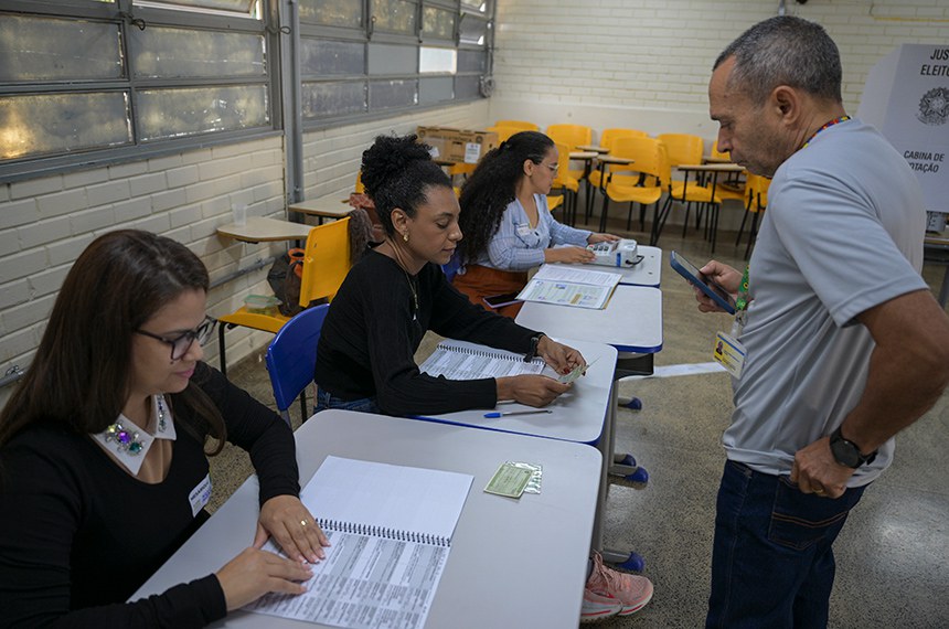 Mesários verificam inscrição de eleitor em seção no Distrito Federal